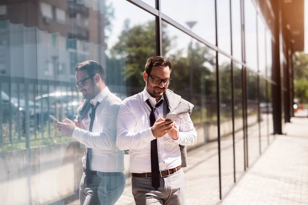 Het Beëindigen Van Dag Hard Werken Jonge Zakenman Permanent Het — Stockfoto