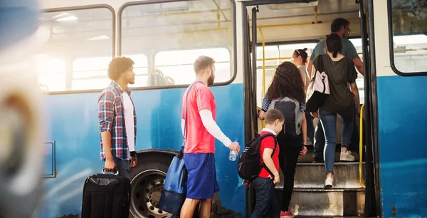 Bir Grup Insan Onların Bagaj Taşıma Mavi Otobüs Girme — Stok fotoğraf