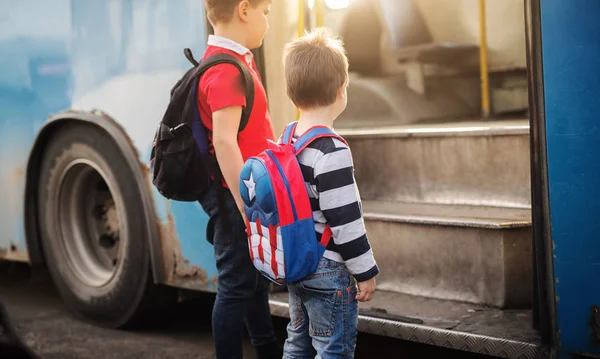 Два Милых Мальчика Рюкзаками Садятся Школьный Автобус — стоковое фото