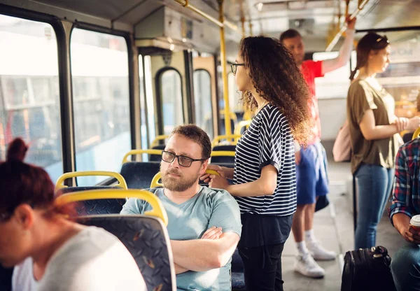 Junge Attraktive Menschen Die Mit Dem Bus Reisen — Stockfoto