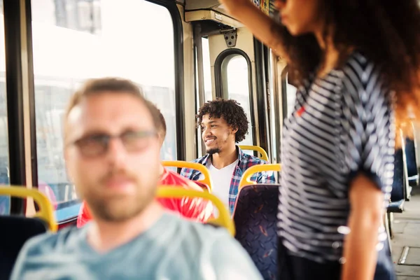 Młodzi Ludzie Atrakcyjna Podróż Autobusem — Zdjęcie stockowe