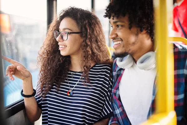 Joven Feliz Hombre Mujer Sentado Autobús — Foto de Stock