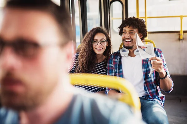 Молодий Щасливий Чоловік Жінка Сидять Автобусі — стокове фото