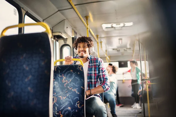 Giovane Uomo Felice Seduto Sedile Dell Autobus Ascoltare Musica Attraverso — Foto Stock