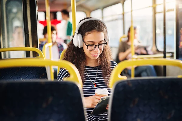 Joven Adorable Mujer Sentada Asiento Del Autobús Escuchando Música Tomando — Foto de Stock