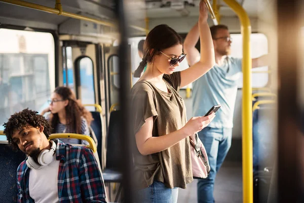 Jóvenes Atractivos Viajando Autobús — Foto de Stock