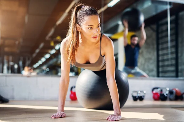 Młody Piękny Sportowy Kobieta Robi Push Upy Leżąc Piłki Pilates — Zdjęcie stockowe