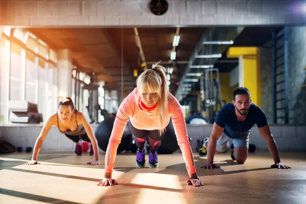 Tres Deportistas Enfocados Preparándose Para Flexiones Gimnasio — Foto de Stock