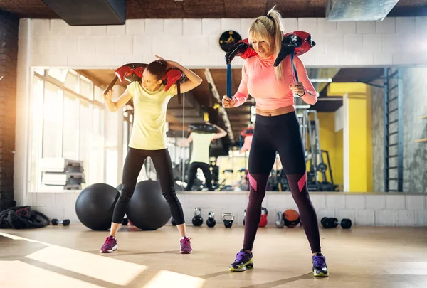 Twee Sterke Vrouwen Een Sportschool Voorbereiden Hen Zelf Enkele Gewicht — Stockfoto