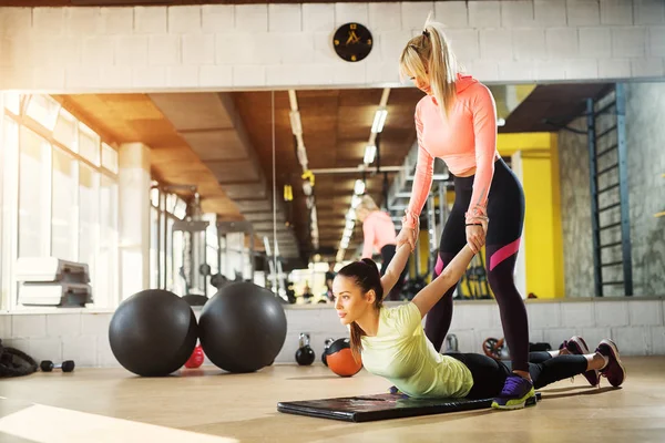 Schöne Junge Trainerin Die Ihrem Kunden Hilft Ihre Arme Nach — Stockfoto