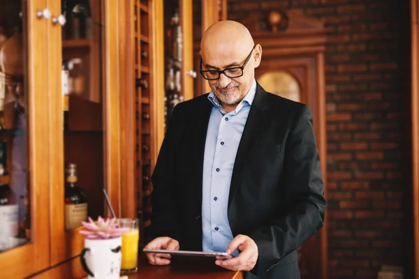 Reifer Geschäftsmann Nutzt Tablet Und Trinkt Saft Café — Stockfoto