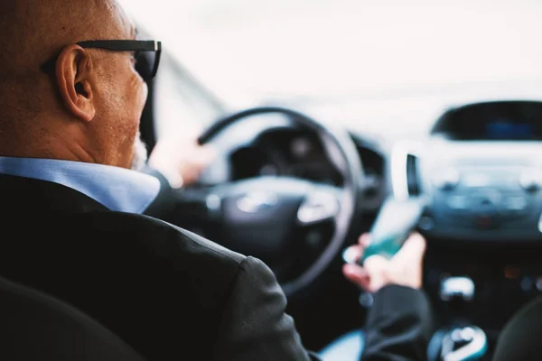 Homem Negócios Maduro Está Usando Seu Telefone Enquanto Dirige Carro — Fotografia de Stock