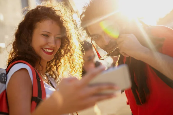 Grupo Jóvenes Amigos Felices Viajando Juntos Mirando Teléfono Inteligente —  Fotos de Stock