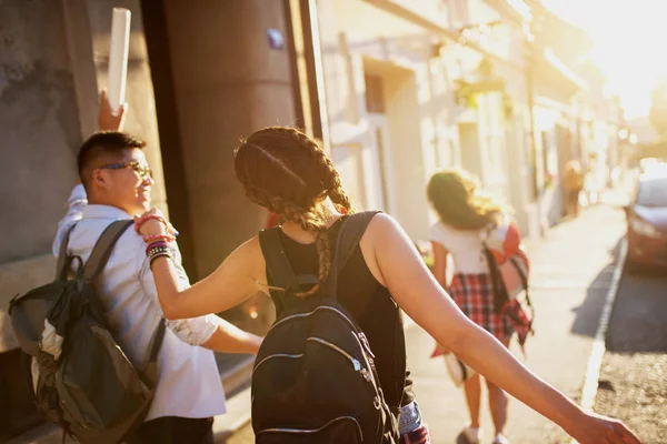 Gruppo Giovani Amici Felici Che Viaggiano Città Tramonto — Foto Stock