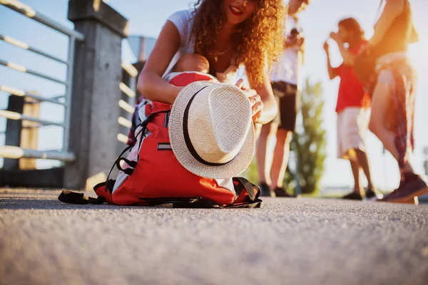 在阳光明媚的日子 在城市旅行的年轻的快乐的朋友组 在前台的妇女背包 — 图库照片