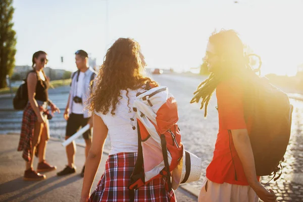 Groep gelukkige vrienden reizen in stad — Stockfoto