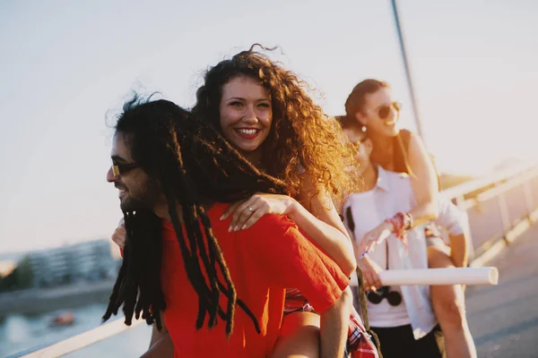 Group Young Happy Friends Travelling City Having Fun — Stock Photo, Image