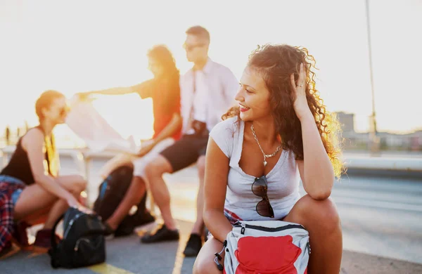 Donna Che Viaggia Città Cammina Sul Ponte Amici Con Zaino — Foto Stock