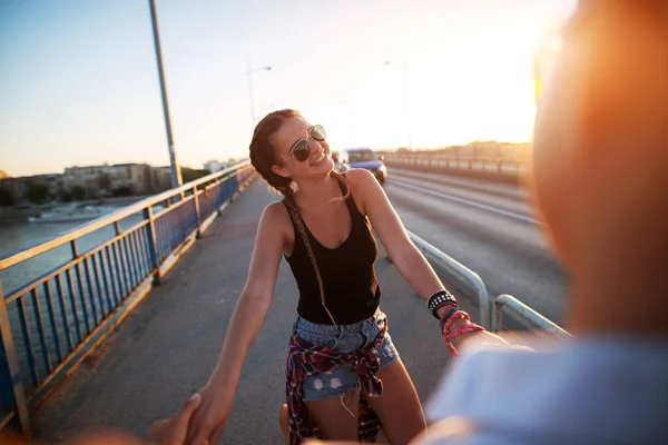 Улыбающаяся Красивая Молодая Женщина Тянет Руки Своему Парню Мосту Городе — стоковое фото