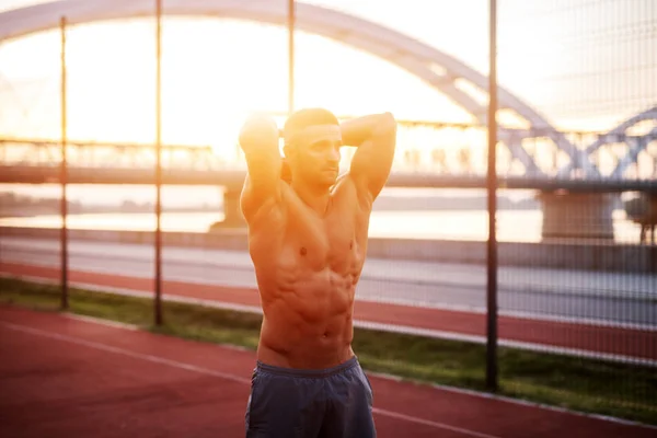 Gutaussehender Mann Der Morgens Bei Sonnenaufgang Übungen Macht Fitnesstraining Freien — Stockfoto