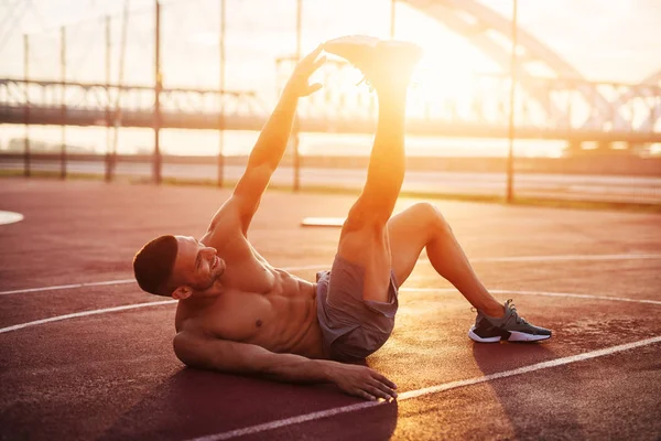 Fitnesstraining Freien Gutaussehender Mann Der Morgens Bei Sonnenaufgang Übungen Macht — Stockfoto