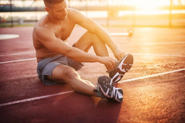 Fitnesstraining Freien Gutaussehender Mann Der Morgens Bei Sonnenaufgang Übungen Macht — Stockfoto