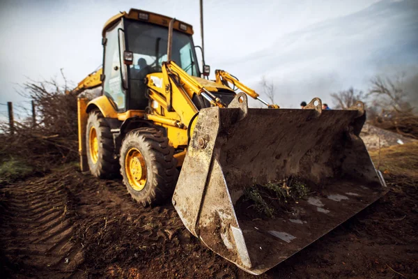 Excavadora Amarilla Limpieza Patio Trasero Del Espacio Industrial — Foto de Stock