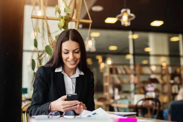 Jeune Femme Affaires Motivée Travaillant Dur Utilisant Pause Café Pour — Photo