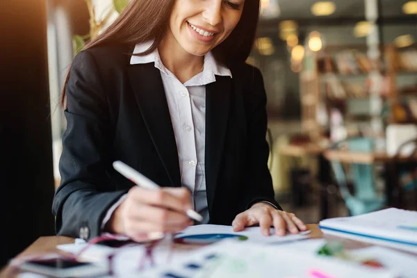 Jeune Femme Affaires Motivée Travaillant Dur Utilisant Pause Café Pour — Photo