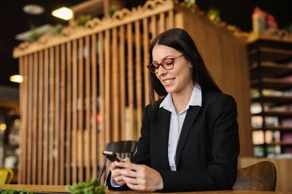 Pause Machen Junge Moderne Geschäftsfrau Die Eine Arbeitspause Einem Café — Stockfoto