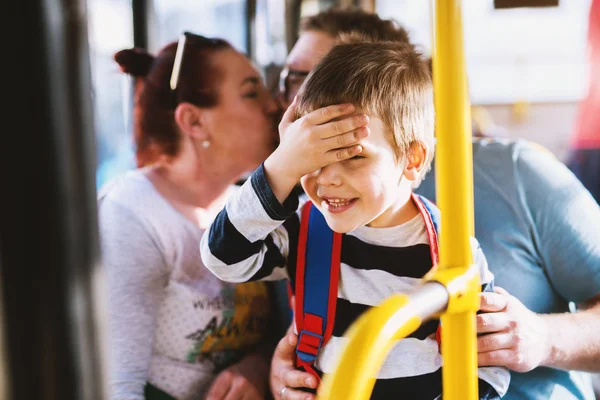 Молодая Счастливая Пара Целуется Автобусе Маленький Мальчик Сидит Рядом — стоковое фото