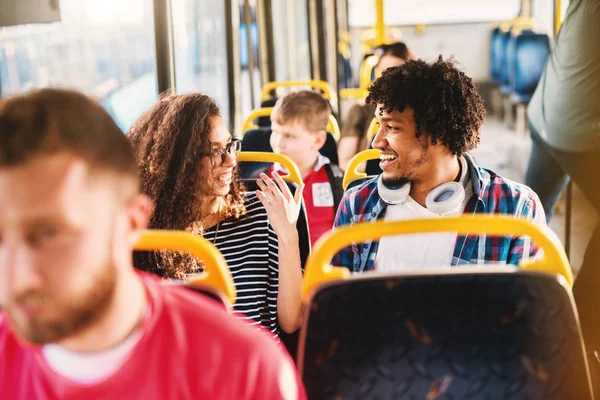 Junger Glücklicher Mann Und Frau Sitzt Bus — Stockfoto