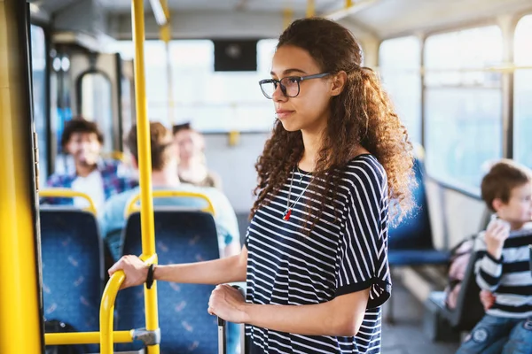 Fatigué Jeune Étudiante Debout Dans Les Transports Publics Regardant Loin — Photo