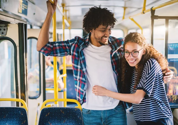 Jonge Gelukkig Man Vrouw Knuffelen Bus — Stockfoto
