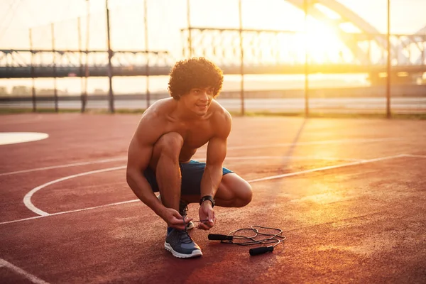 Fit Strong Young Man Tying Shoelaces Preparing Early Sunny Morning — Stock Photo, Image