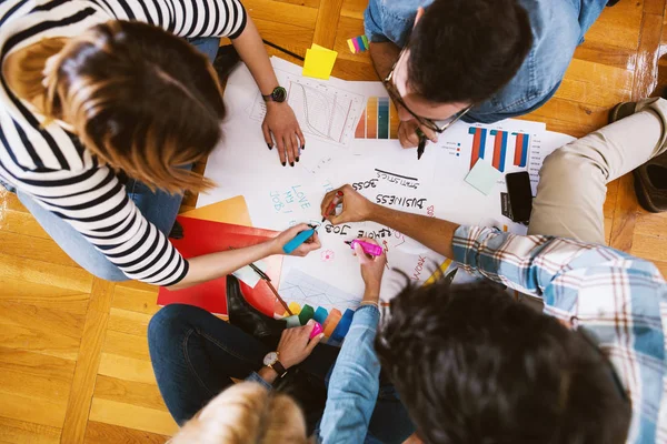 Grupo Jóvenes Empresarios Creativos Exitosos Que Trabajan Oficina Con Diagramas —  Fotos de Stock