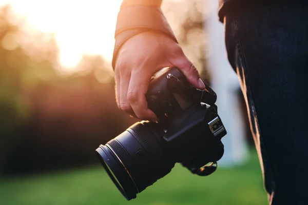 Fechar Mão Macho Segurando Câmera Livre — Fotografia de Stock