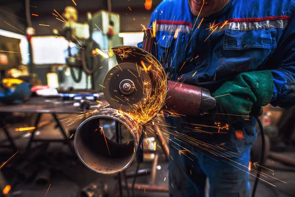 Tkanina Mężczyzna Robotnik Cięcia Metalowej Rury Szlifierki Elektryczne Warsztacie — Zdjęcie stockowe