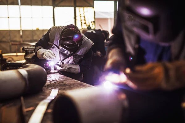 Närbild Manlig Tyg Arbetare Skära Metallrör Med Elektrisk Slipmaskin Verkstad — Stockfoto