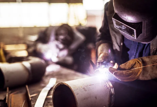 Primer Plano Trabajador Tela Masculina Cortando Tubo Metal Con Una — Foto de Stock