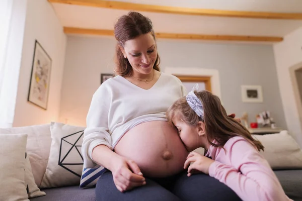 Malé Batole Dívka Líbání Břicho Těhotné Matky — Stock fotografie