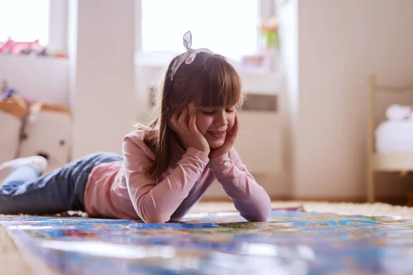 Potret Gadis Kecil Yang Lucu Tergeletak Lantai Dengan Peta — Stok Foto