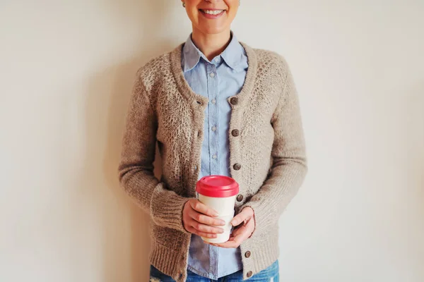 Photo Recadrée Une Femme Souriante Tenant Café Dans Une Tasse — Photo