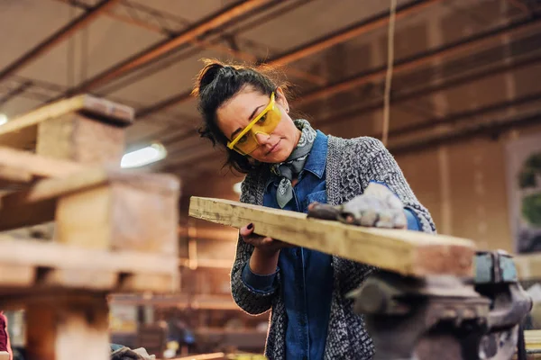 Hardworking Female Carpenter Working Wood Workshop — Stock Photo, Image