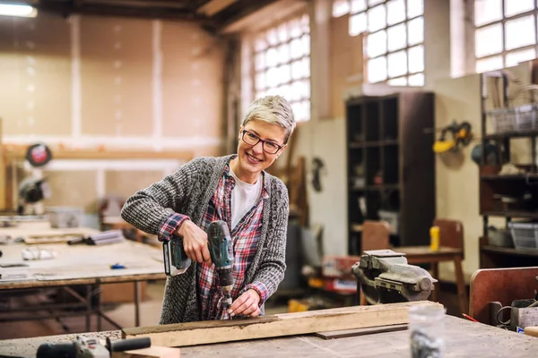 Jonge Hardwerkende Professionele Vrouwelijke Timmerman Met Elektrische Boor Tot Vaststelling — Stockfoto