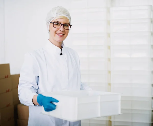 Vrouwelijke Werknemer Smiley Steriele Kleding Een Plastic Doos Opbergen — Stockfoto