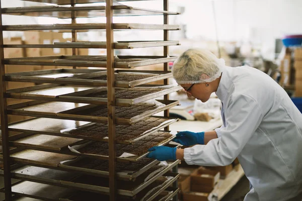 Fiatal Női Sütőipari Munkás Steril Ruhákat Forgalomba Fehérlemezek Friss Cookie — Stock Fotó