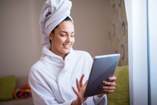 Jovem Mulher Feliz Roupão Banho Após Chuveiro Usando Tablet — Fotografia de Stock