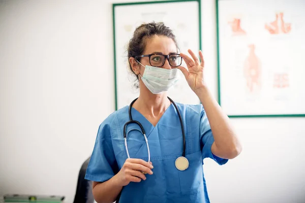 Retrato Uma Enfermeira Profissional Com Máscara Protetora Preparando Para Novo — Fotografia de Stock