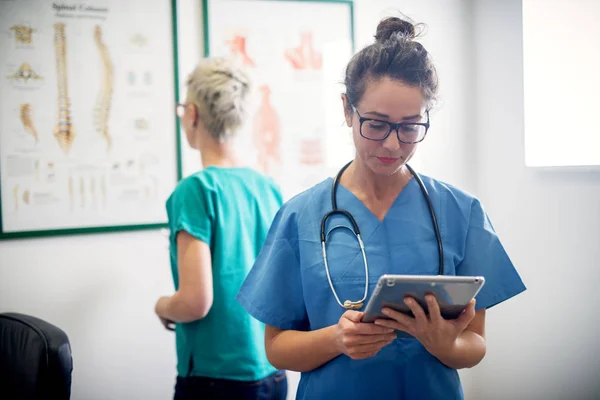 Duas Enfermeiras Profissionais Escritório Olhando Através Algum Procedimento Médico — Fotografia de Stock
